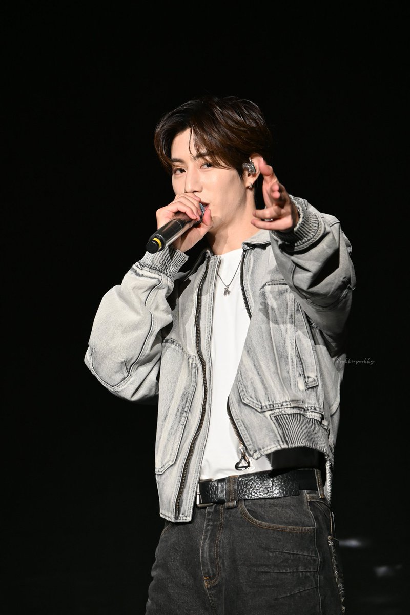 ใครไม่รีทวิตรูปนี้ โดนยิงแน่ ปิ้ว ปิ้ว~~💓😆

MARK TUAN SILHOUETTE FANCON
#MarkTuanTheShapeOfYou_Qingdao