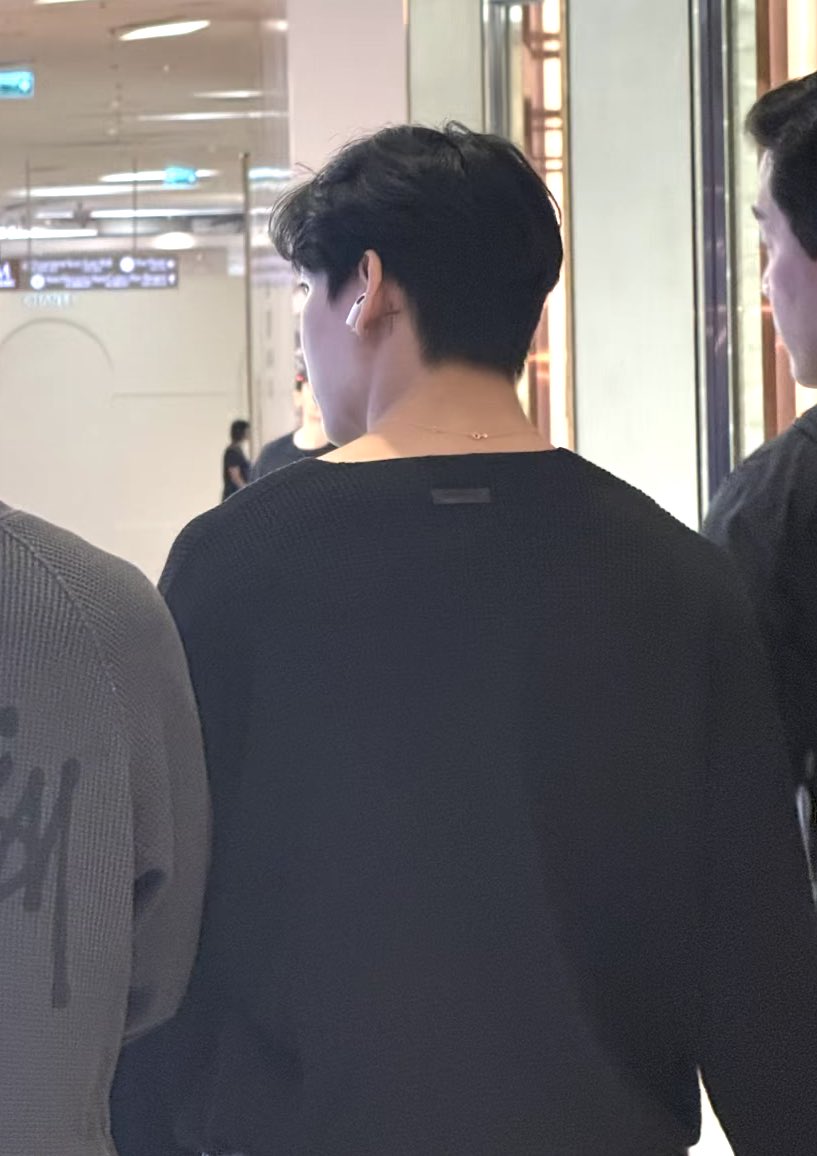 แค่หลังก็รู้เลยว่าหล่อมาก
#BamBam #แบมแบม