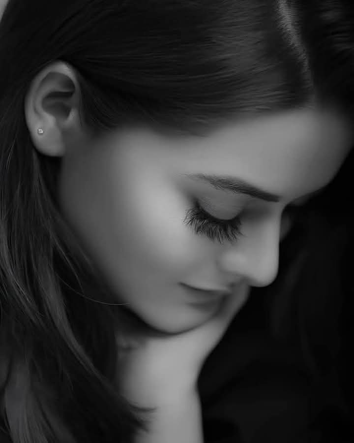 مهما اختلفتَ معَ مَنْ تُحبّ .!
ابقِ بينَكَ وبينَهُ شعرةً من الوِدّ
فلربَّما ڪانت البدايةُ الجديدة بينڪما .!
دعْ بينكَ وبينَ الرَّاحِلِ باباً يطرِقهُ حينَ يعود ♡
وبينكَ وبينَ المُخطِئِ يداً للمصافحةِ♡
حين يَعتذِر  .. 
فنقاءُ العائدينَ
أصدقُ من إدِّعاءِ الحاضرين ..