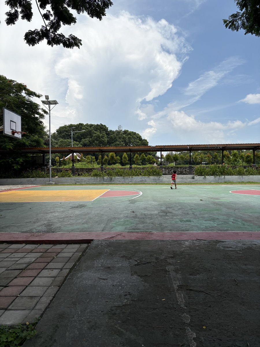 darujatigading's tweet photo. Siang tadi, mengajak Pijar melihat project di area Unram Sport Center. Sayang sekali tidak bawa bola, underrated place to spend time i guess. https://t.co/r2TWDctUjP