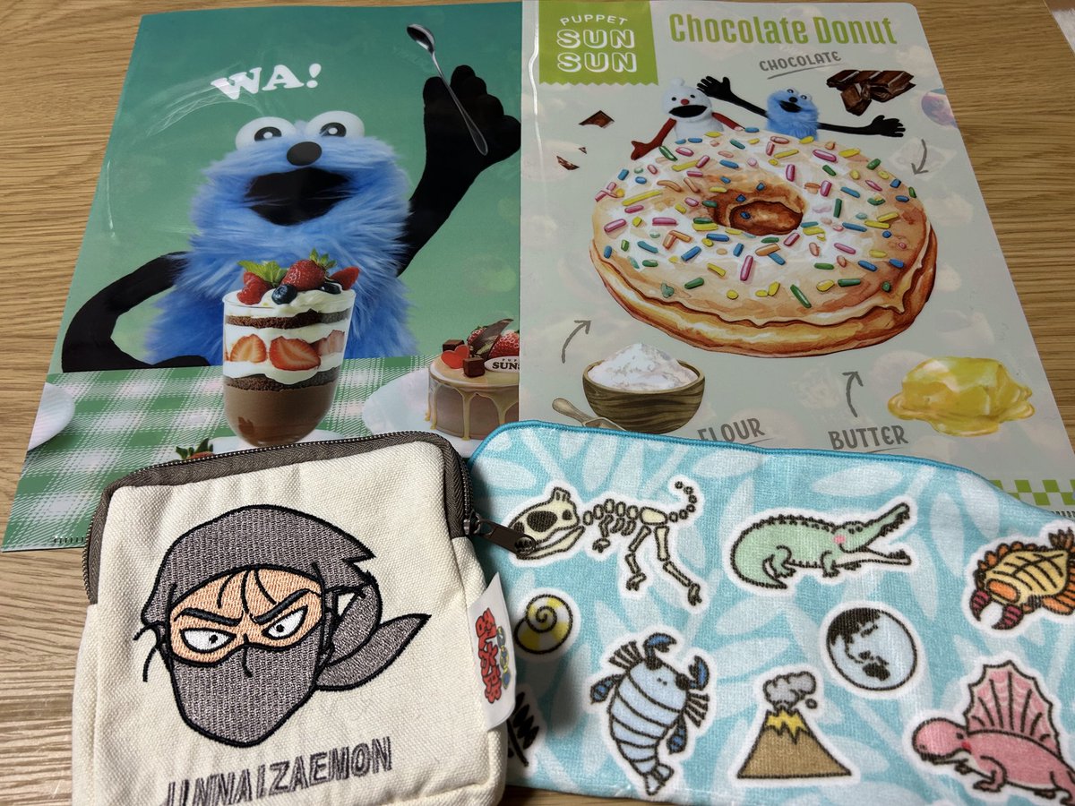 【今日のこれ見て】
コンビニ３社のスンスンコラボのクリアファイル。
大絶滅展の淑女の嗜み布。
ガチャででた陣内。
これ全部貰い物なんやで。