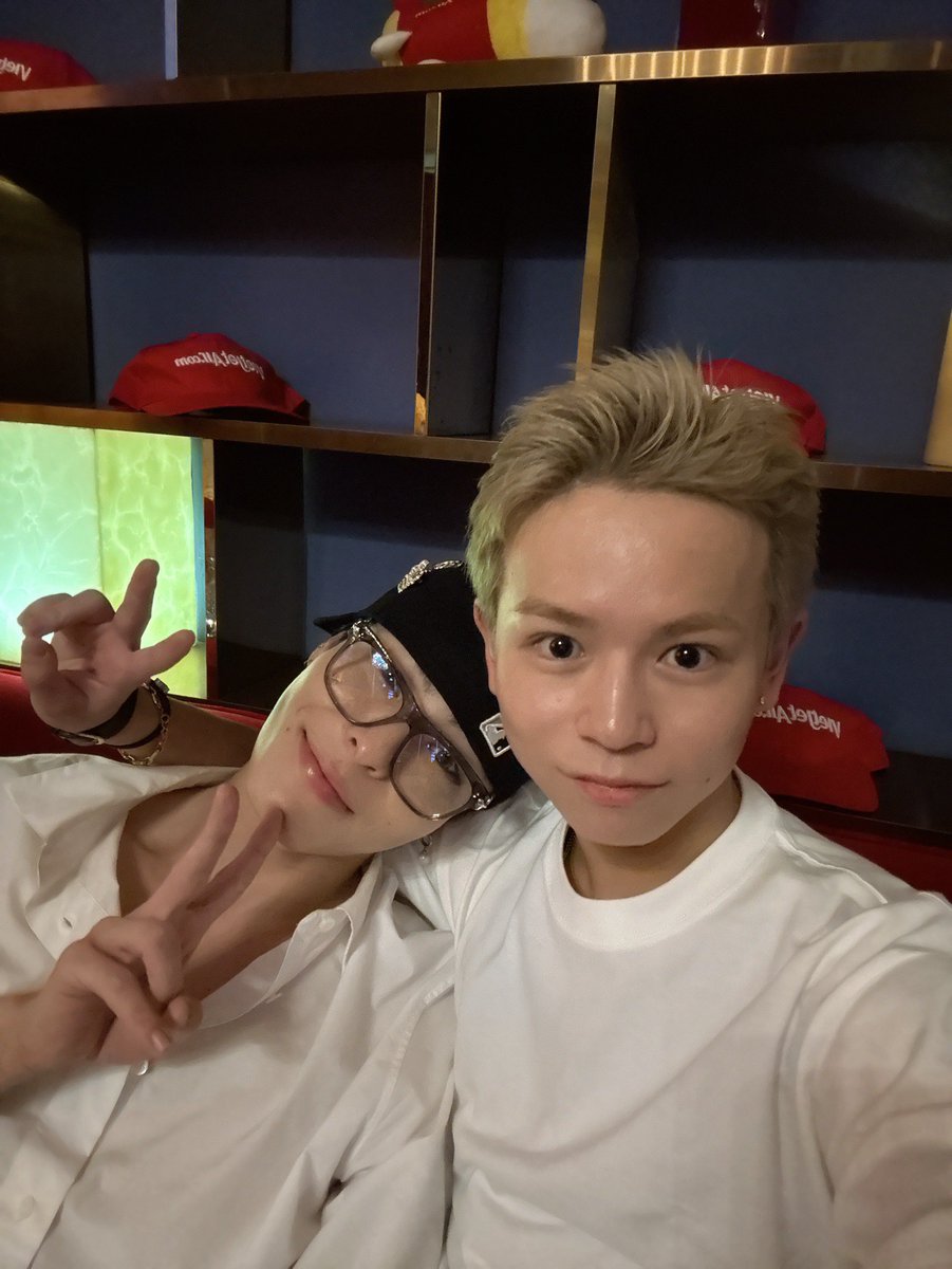 鈴木涼樹 in タイ🇹🇭👬

瑠偉のニューヘアスタイルいい感じだね〜
男らしく肩組んでくれました✌🏻

SUZUKI

#KIDPHENOMENON <a href="/_KID_PHENOMENON/">KID PHENOMENON【公式】</a> 
#WHHinThailand 
#WOLFHOWLHARMOMY #WHH #SUZUKI