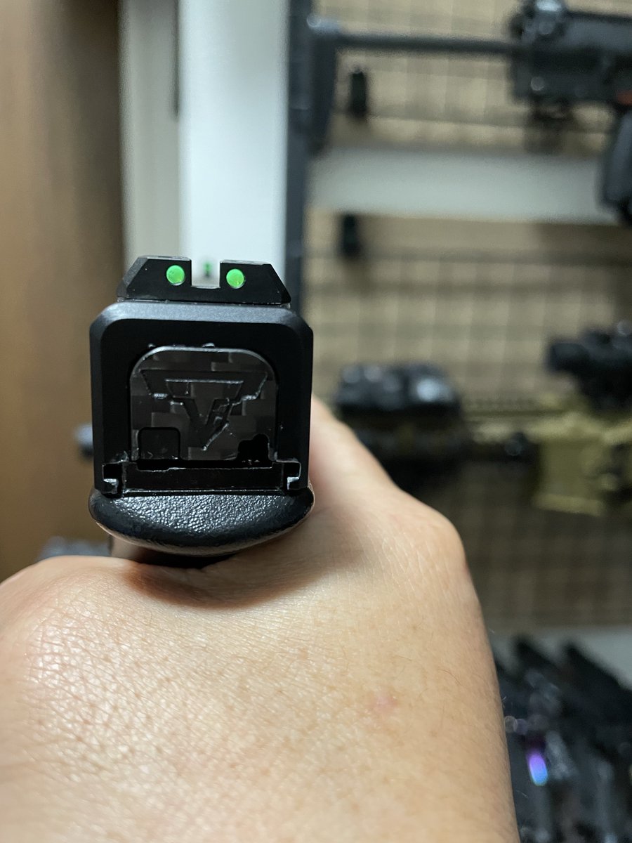Hanzo_dt's tweet photo. お疲れ様です半蔵です😊マルイからg19gen5が出たようですね😄以前にTTIカスタムにハマっていて、gen3の方を持っていますので、今回は見送りかな🤔外部や内部も色々と加工や変更して、撃っていて楽しい感じに仕上げました！カスタムした分、愛着が湧きますね😊ガスブロ楽しいです👍#g19 #サバゲー https://t.co/nkAeKtOxde