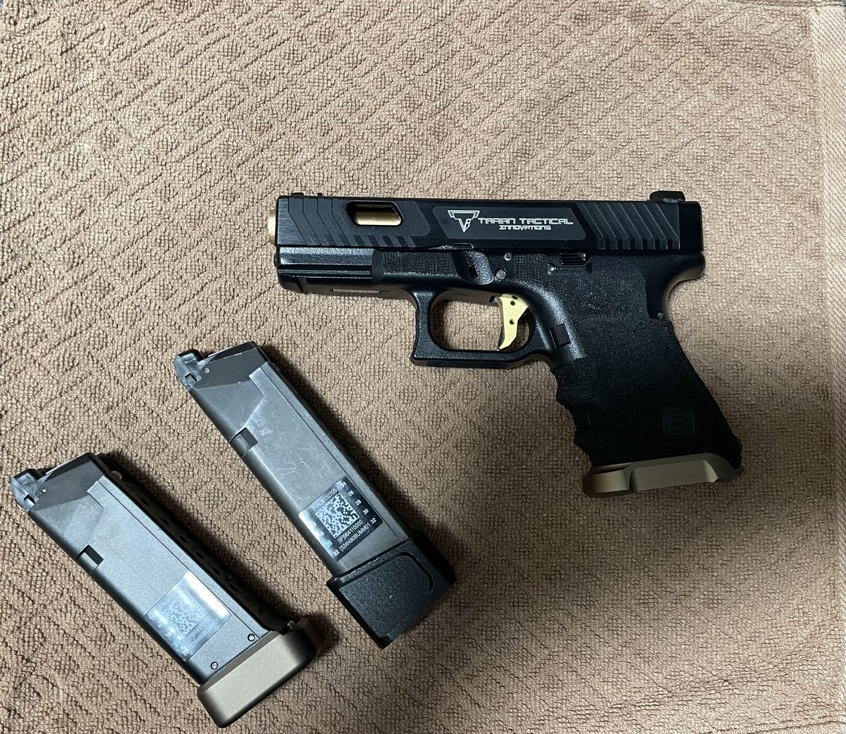 Hanzo_dt's tweet photo. お疲れ様です半蔵です😊マルイからg19gen5が出たようですね😄以前にTTIカスタムにハマっていて、gen3の方を持っていますので、今回は見送りかな🤔外部や内部も色々と加工や変更して、撃っていて楽しい感じに仕上げました！カスタムした分、愛着が湧きますね😊ガスブロ楽しいです👍#g19 #サバゲー https://t.co/nkAeKtOxde
