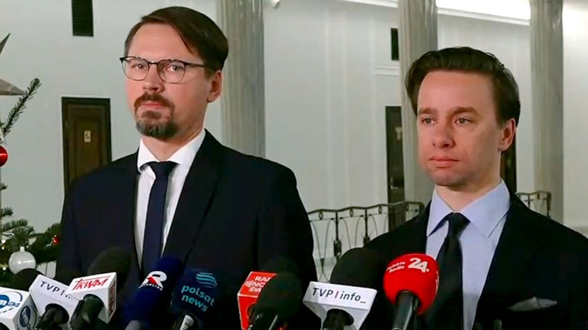 Bosak z Płaczkiem głosowali za zamordystyczną ustawą żydowską, penalizującą w Polsce każdą krytykę plemienia wybranego przez diabła oraz okupacyjnego, ludobójczego państwa żydowskiego. Wstrzymali się od głosu, czyli głosowali za.