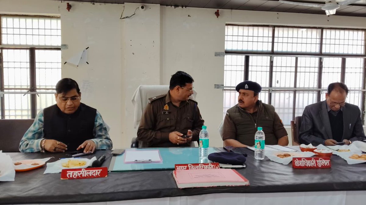 budaunpolice's tweet image. अपर पुलिस अधीक्षक ग्रामीण, बदायूँ डा0 हृदेश कठेरिया एंव #CO व तहसीलदार सहसवान द्वारा समाधान दिवस के अवसर पर #थाना_सहसवान पर जनसुनवाई की गयी, जनसुनवाई के दौरान प्राप्त जनशिकायतों के समयबद्ध, गुणवत्तापूर्ण निस्तारण हेतु सम्बन्धित को निर्देशित किया गया। #UPPolice