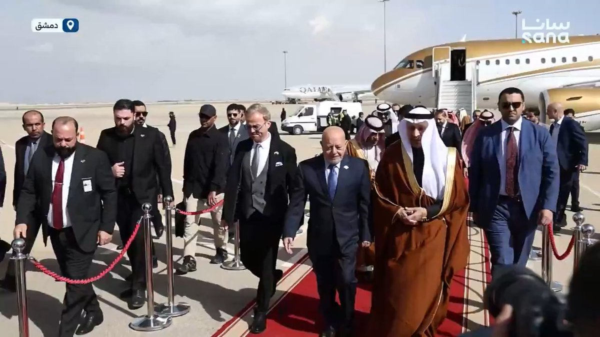 عاجل | وصول وفد اقتصادي سعودي إلى مطار دمشق الدولي، لتوقيع عدد من الاتفاقيات لدعم الاقتصاد السوري. - الوفد السعودي الذي يزور سوريا برئاسة "وزير الاستثمار" السعودي خالد الفالح، يضمّ وزير الاتصالات عبد الله السواحه، ورئيس الهيئة العامة للطيران المدني السعودي عبد العزيز الدعيلج، وعدداً من ممثلي الوزارات السعودية. - العقود التي من المقرر توقيعها بين الجانبين السوري والسعودي هي في قطاعات الطيران، والاتصالات، وخدمات البنى التحتية، والتطوير العقاري 