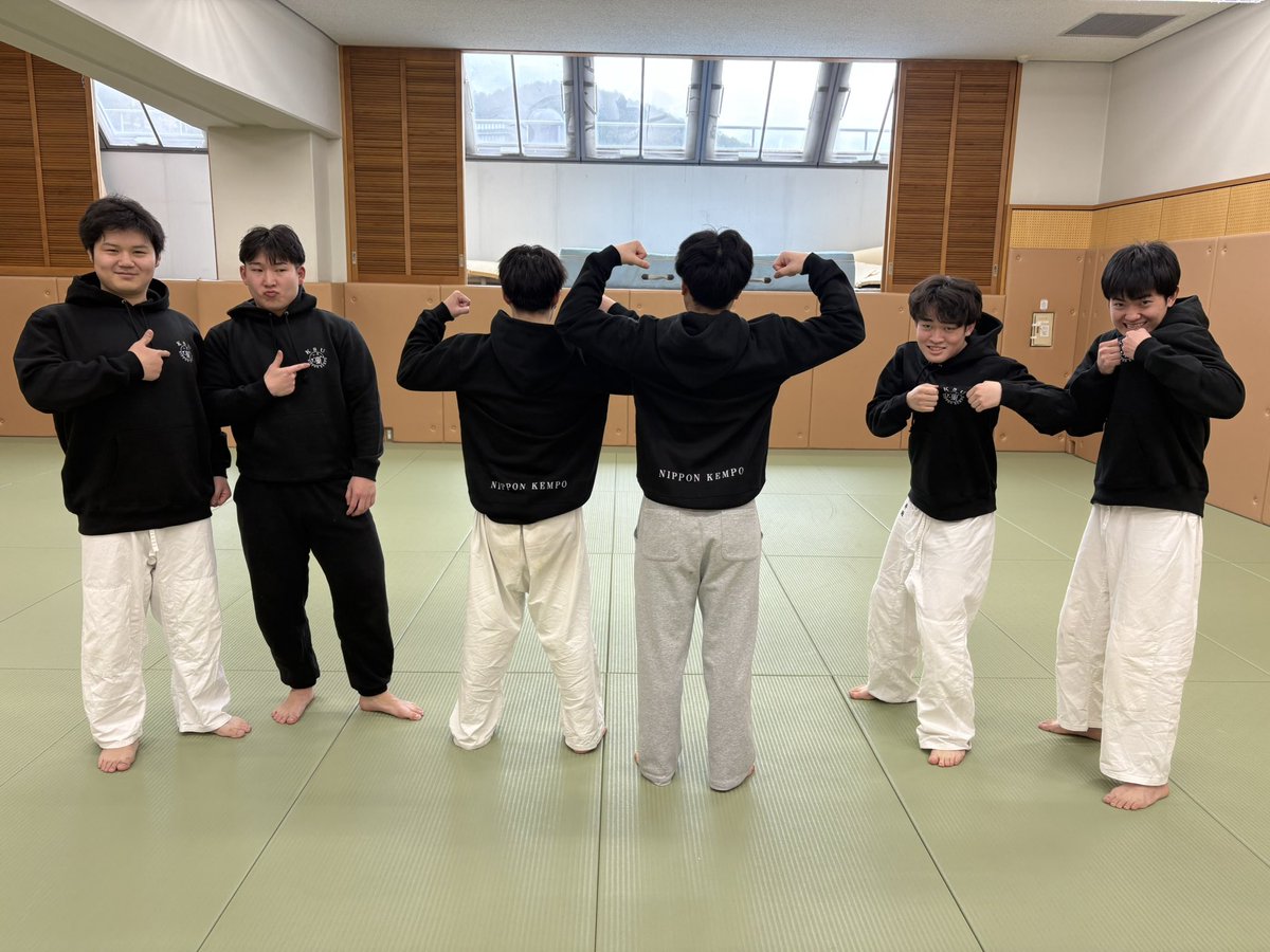 ksuniiken's tweet photo. 本日より練習を再開しました✨️
そして、OBの石川さんに日本拳法部のパーカーを作っていただきました‼️
温かいご支援、本当にありがとうございます😭

来月には茨木市大会が控えています。
大会に向けて、部員一同さらに気合を入れて練習に取り組んでいきます💪🔥

 #春から京産  #京都産業大学 https://t.co/7XezUB7cvn