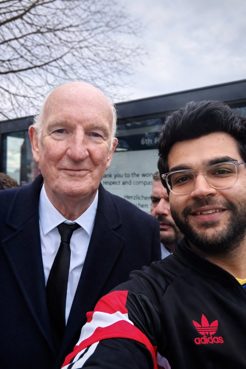 AtharvRedDevil's tweet photo. Another year, another #MUFC legend. This time one that's probably seen it all — The Great Alex Stepney. 🌟

Been such a privilege to be a part of the Munich Air Disaster Memorial Service and pay respects to the #FlowersOfManchester for the past 4 years now. 🌹🕊️🔴 https://t.co/SfNoljk6BG