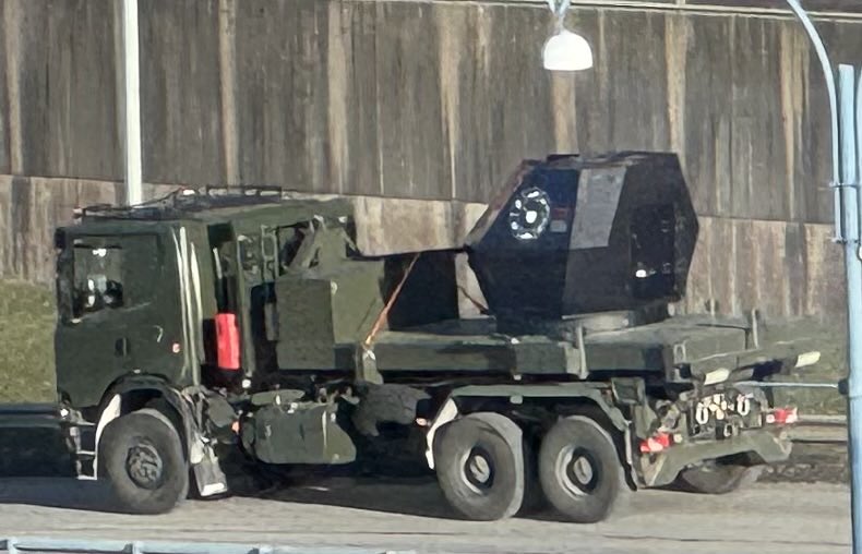 Nu har det gått typ en vecka sen jag fotade detta lite ovanliga fordon från kontorsfönstret så då känns det safe att lägga ut.

#MakeEldrörsLVGreatAgain