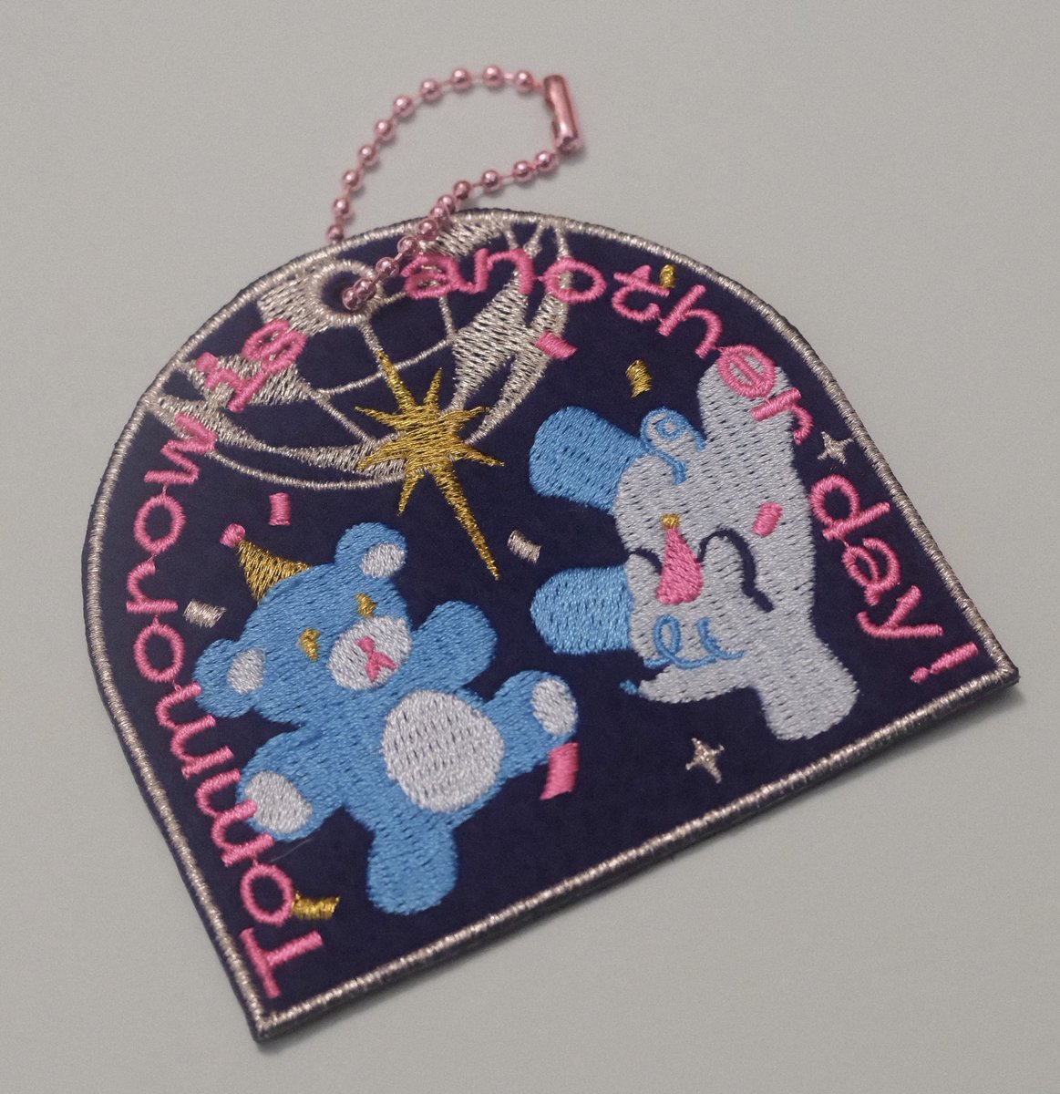 刺繍のキーホルダーができました！🧵

「明日は明日の風が吹く」がテーマです
明るい夜のワッペンが日々のお守りになりますように🌟