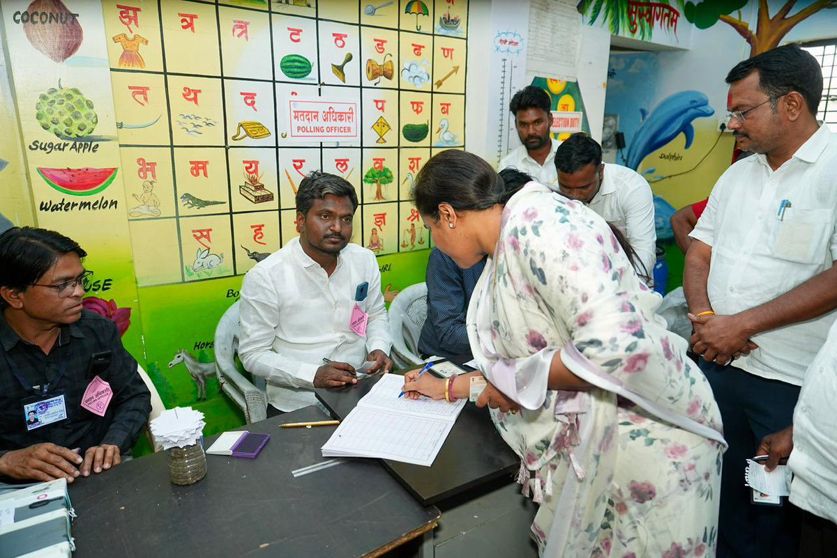 MeghnaBordikar's tweet image. जिल्हा परिषद निवडणुकीसाठी आज मतदान होत आहे त्याअणुशंगाने  बोर्डी ता.जिंतुर येथे  मतदानाचा हक्क बजाविला आणि लोकशाहीच्या उत्साहात सहभागी झाले.

प्रत्येकांनी आपला मतदानाचा हक्क आवर्जून बजावायला हवा, असे आवाहन मी सर्व नागरिकांना करते.  

#Dovote #ThaneLoksabha #zpelection #vote