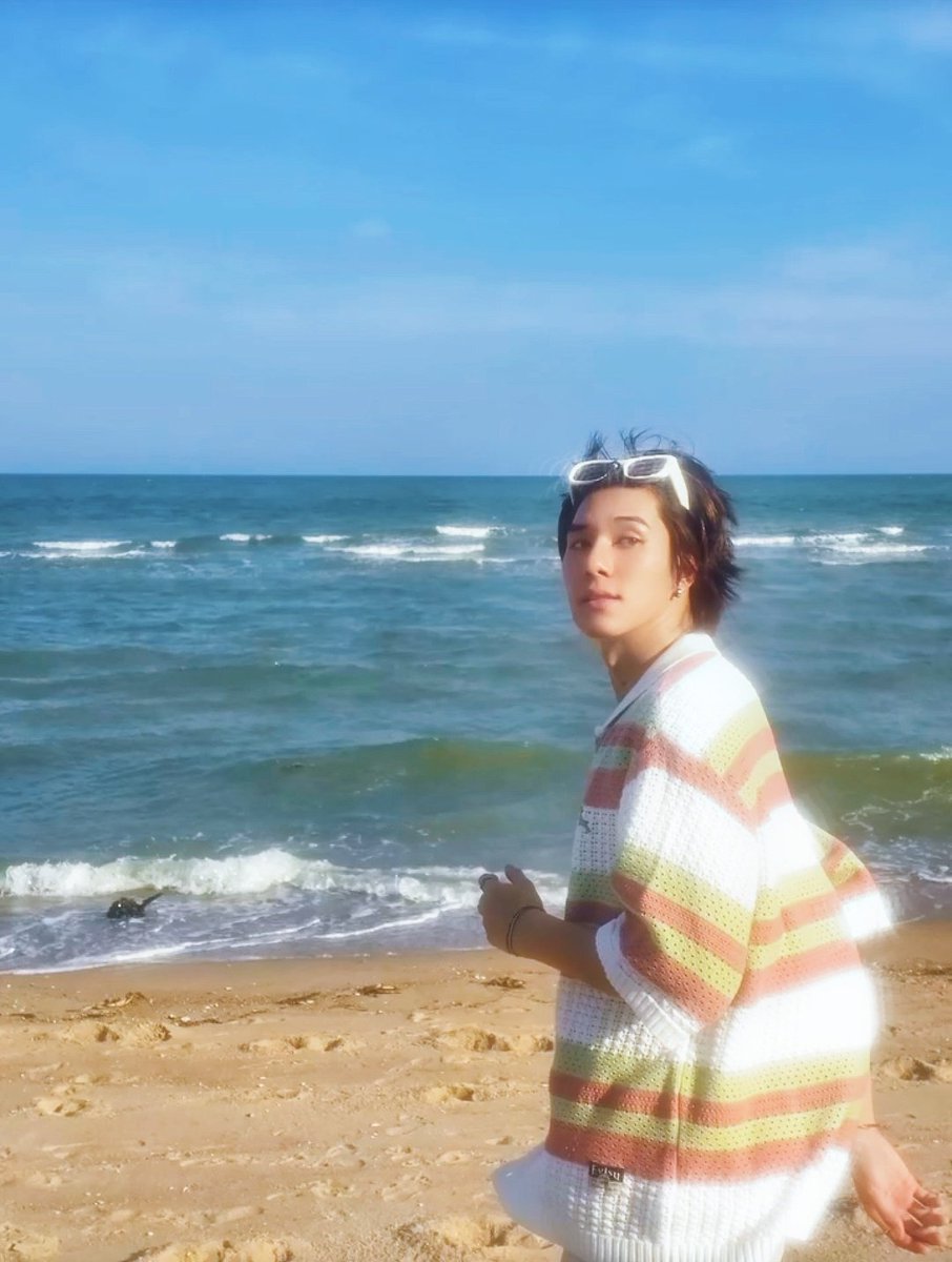 he's so friggin beautiful 😭🩷✨️

#hirunkit_