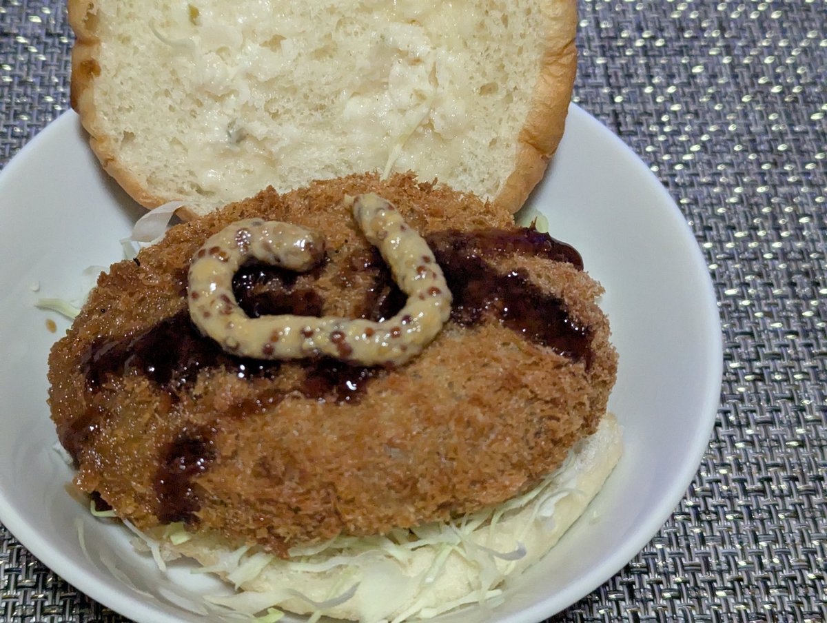 晩酌儀式始めます　寒くて何も作る気持ちが起きなくて　米を砥ぐのも無理😂　ファミマでバンズとコロッケ購入
千切りキャベツの上に乗せただけ
内側にタルソー塗ってあるんだ🤔
いつもありがと
今夜もカンパーイです😊🍻