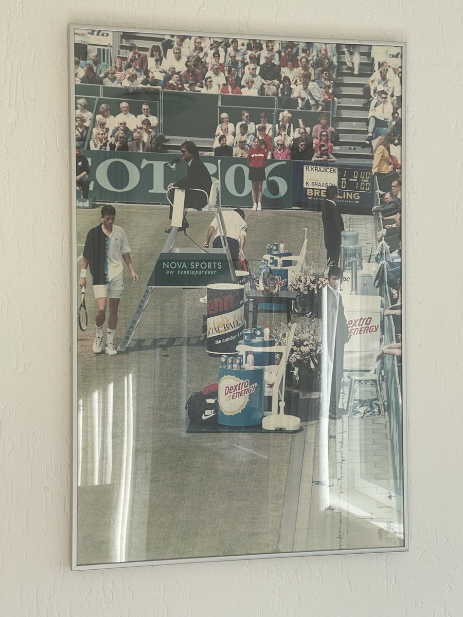 RayOsiris1's tweet photo. @RichardKrajicek Ik zag je gisteren op tv en moest meteen terugdenken aan je toernooi in Rosmalen (jaren geleden). Aan mijn muur hangt een foto van dat toernooi waar alles opstaat wat met tennis te maken heeft. O.a. van jou als speler en mij als jouw beveiliger. https://t.co/QUdA12M4vN