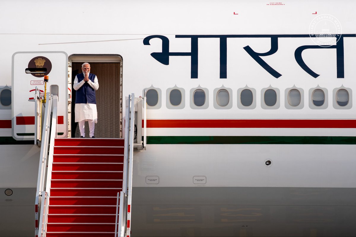 anwaribrahim's tweet photo. Selamat datang ke Malaysia Modi Ji!

Menyambut ketibaan Perdana Menteri India, @narendramodi di Kompleks Bunga Raya, Lapangan Terbang Antarabangsa Kuala Lumpur (KLIA).

PM Modi turut dipertontonkan dengan persembahan kebudayaan yang menampilkan keindahan warisan seni dan kepelbagaian budaya Malaysia.

Usai di KLIA, kami terus ke Pusat Pameran dan Konvensyen Antarabangsa Mines (MIECC) bagi sesi ramah mesra bersama komuniti India, satu detik bermakna yang mencerminkan hubungan erat berteraskan sejarah, kepercayaan dan aspirasi bersama.

======

Welcome to Malaysia, Modi Ji!

Had the honour of welcoming the Prime Minister of India, Narendra Modi, at the Bunga Raya Complex, Kuala Lumpur International Airport.

🇲🇾🤝🇮🇳

#MalaysiaMADANI
#MADANIbekerja
#RancakkanMADANI
#DiplomasiMADANI