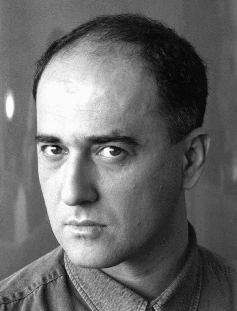 "Her insan kendisi olması karşılığında topluma bir bedel öder. az ya da çok ama mutlaka bir bedel. kimse bedelsiz kendi olamaz. bu bedel çoğu kez yalnızlıktır."

— Murathan Mungan