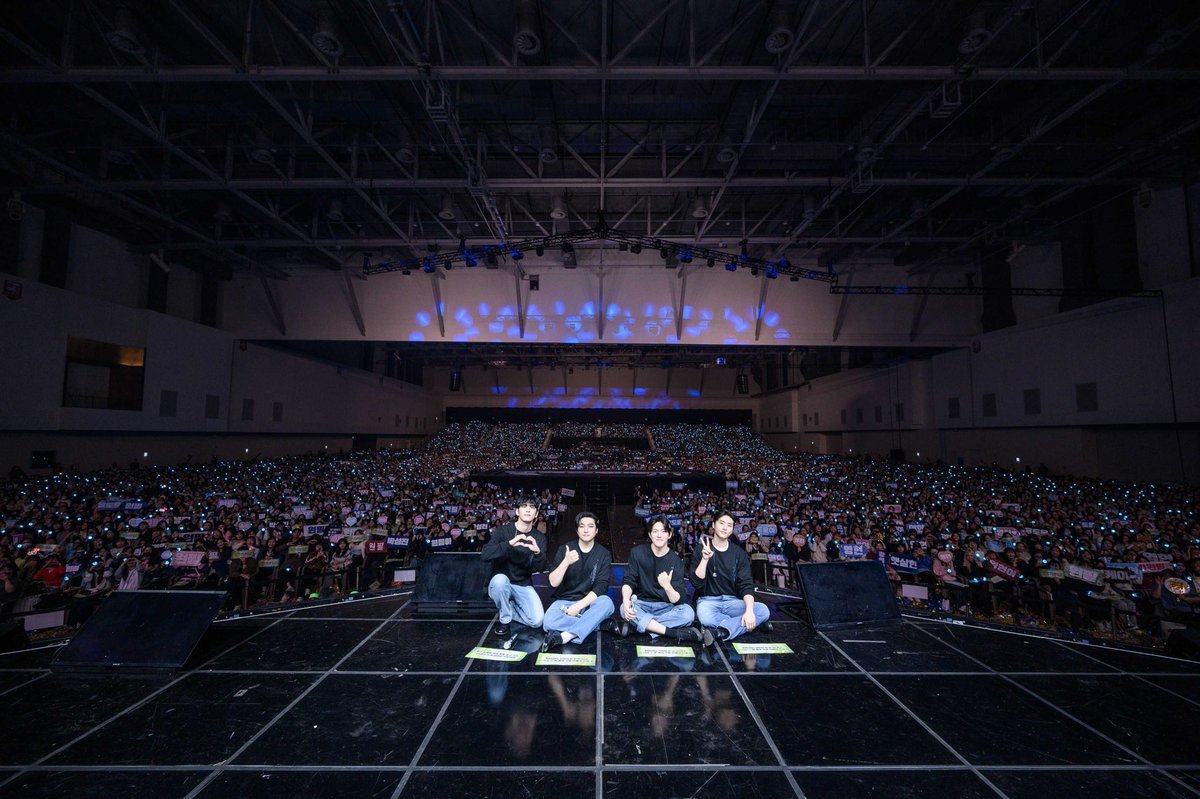 [ #DAY6_BEHIND ]

DAY6 10th Anniversary <The DECADE> in #DAEGU - DAY1 ✨

이 세상 속에서 계속 꿈을 꿀 수 있는 건
My Day가 꼭 잡아준 덕분이야🍀

#DAY6 #데이식스
#The_DECADE
#DAY6_10th_Anniversary