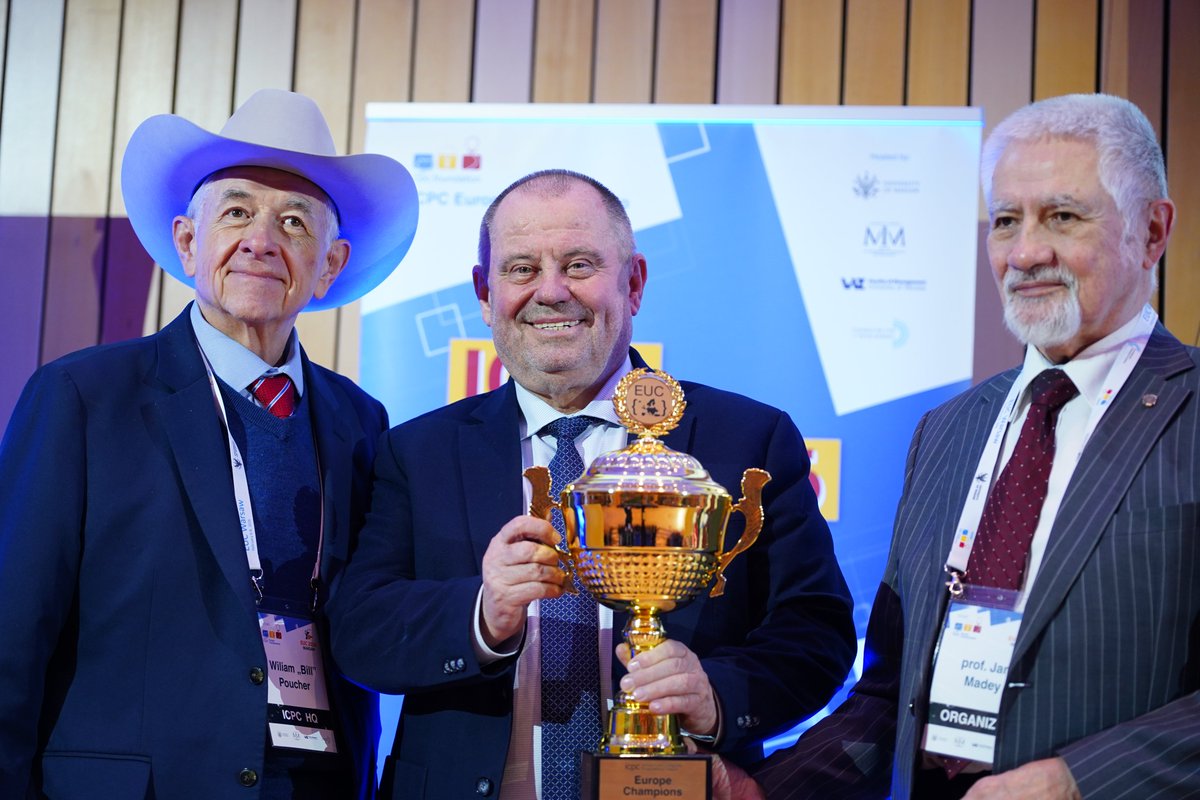 AlojzyZNowak's tweet photo. Na @UniWarszawski zainaugurowaliśmy III Akademickie Mistrzostwa Europy w Programowaniu Zespołowym – europejskie eliminacje do jubileuszowych, 50. finałów #ICPC. To młodzi programiści zmieniają dziś świat. W zawodach startują 53 zespoły z 53 uczelni, w tym drużyna z #UW. Powodzenia!