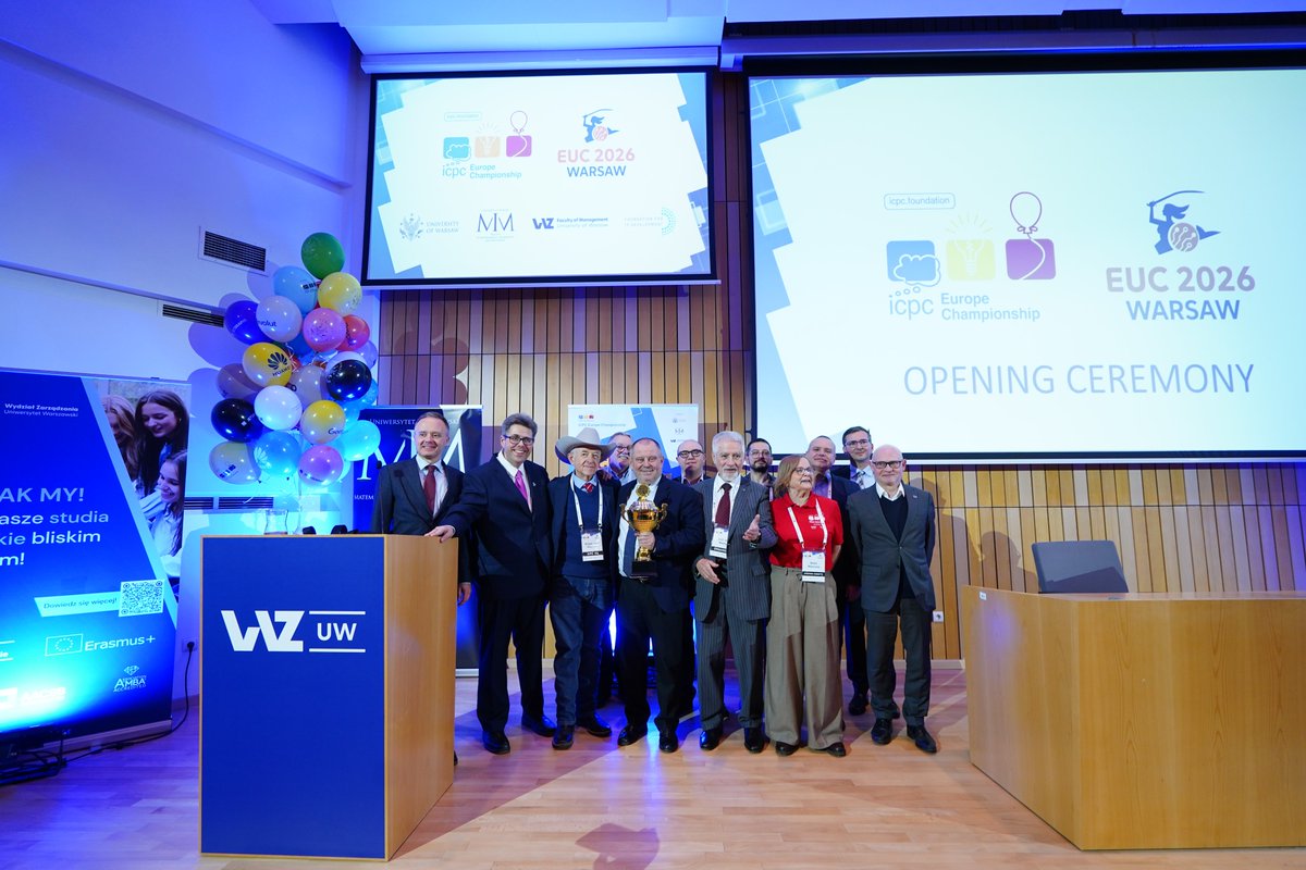 AlojzyZNowak's tweet photo. Na @UniWarszawski zainaugurowaliśmy III Akademickie Mistrzostwa Europy w Programowaniu Zespołowym – europejskie eliminacje do jubileuszowych, 50. finałów #ICPC. To młodzi programiści zmieniają dziś świat. W zawodach startują 53 zespoły z 53 uczelni, w tym drużyna z #UW. Powodzenia!