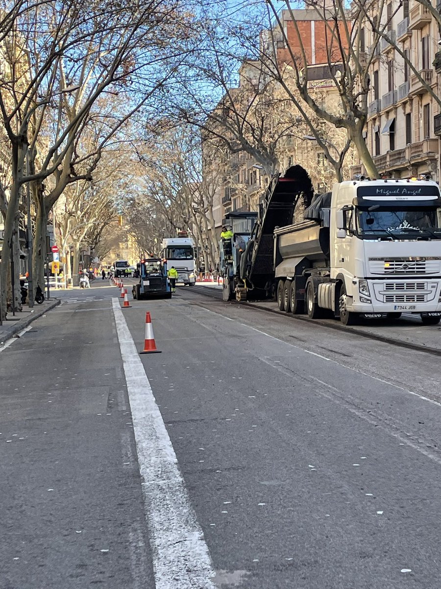 L’ajuntament de <a href="/bcn_ajuntament/">Ajuntament de Barcelona</a> amb <a href="/jaumecollboni/">Jaume Collboni</a> ha decidit fer obres en ple recorregut de la manifestació contra Renfe. #janihaprou
