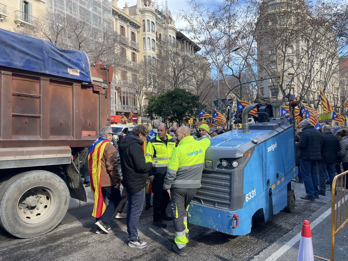 peremarticolom's tweet photo. L’ajuntament de @bcn_ajuntament amb @jaumecollboni ha decidit fer obres en ple recorregut de la manifestació contra Renfe. #janihaprou https://t.co/uLP5jvDAEE
