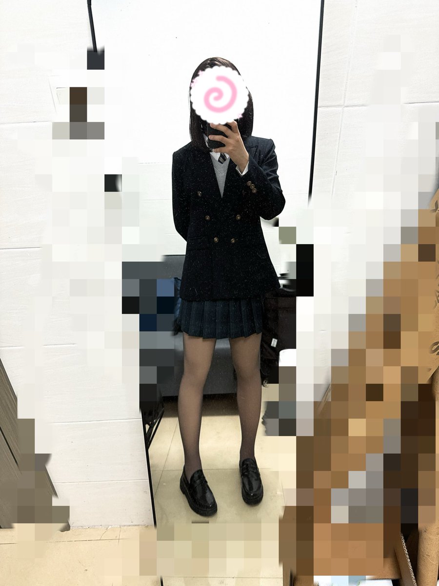 nononeea's tweet photo. 第一次女装带锁看电影🥰 https://t.co/D46OYZNUhV