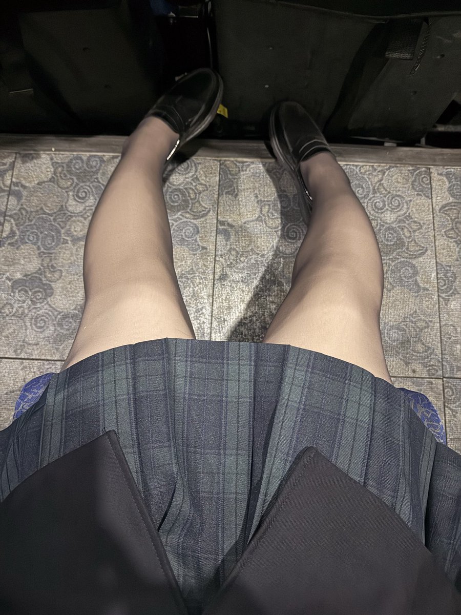 nononeea's tweet photo. 第一次女装带锁看电影🥰 https://t.co/D46OYZNUhV
