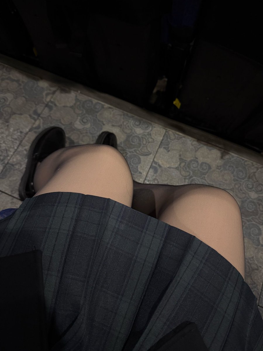 nononeea's tweet photo. 第一次女装带锁看电影🥰 https://t.co/D46OYZNUhV