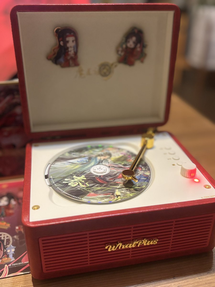 それでは皆さんご覧ください。
アニそしCDプレイヤーです！
正方形のと迷ったけど、全面ラバーっぽく、かつ懐かしいレコードプレーヤー仕様のこちらが好み！
