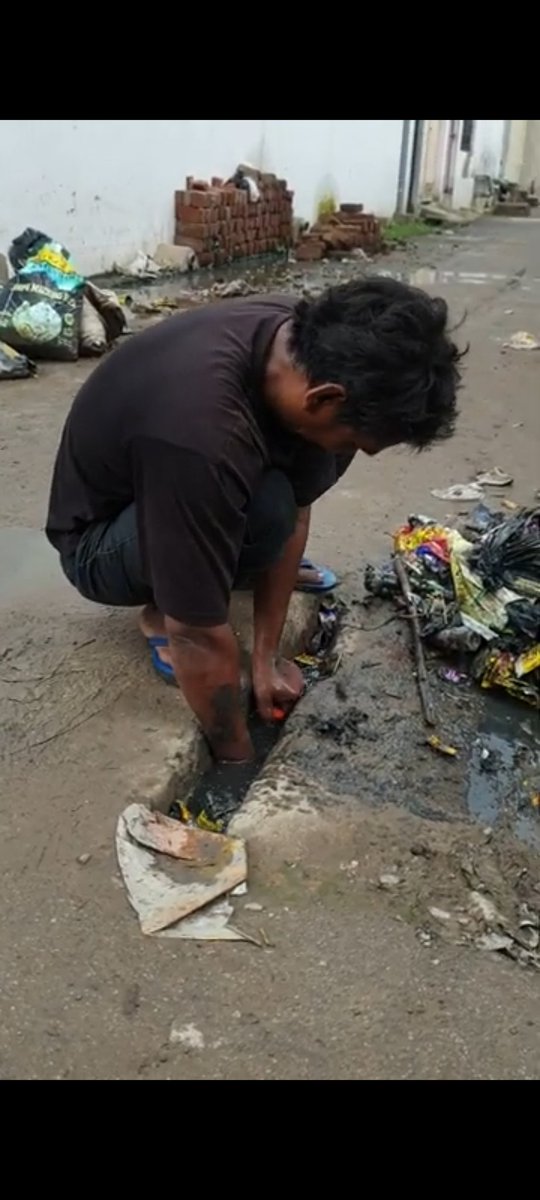 BABHARTI86's tweet photo. हाथ से मैला उठाने वाली प्रथा कब की समाप्त हो चुकी हैं, मुझे नहीं लगता हैं, क्योंकि बिहारीपुरम चिनहट जोन 4 के नगर निगम लखनऊ के एक कर्मचारी से नंगे हाथों से मलमूत्र से भरी हुई नाली से गंदगी निकलवाईं जा रही हैं। यह घटना बताती हैं कि मानव मूल्यों की कोई कीमत नहीं। https://t.co/YgIdoXW3AU