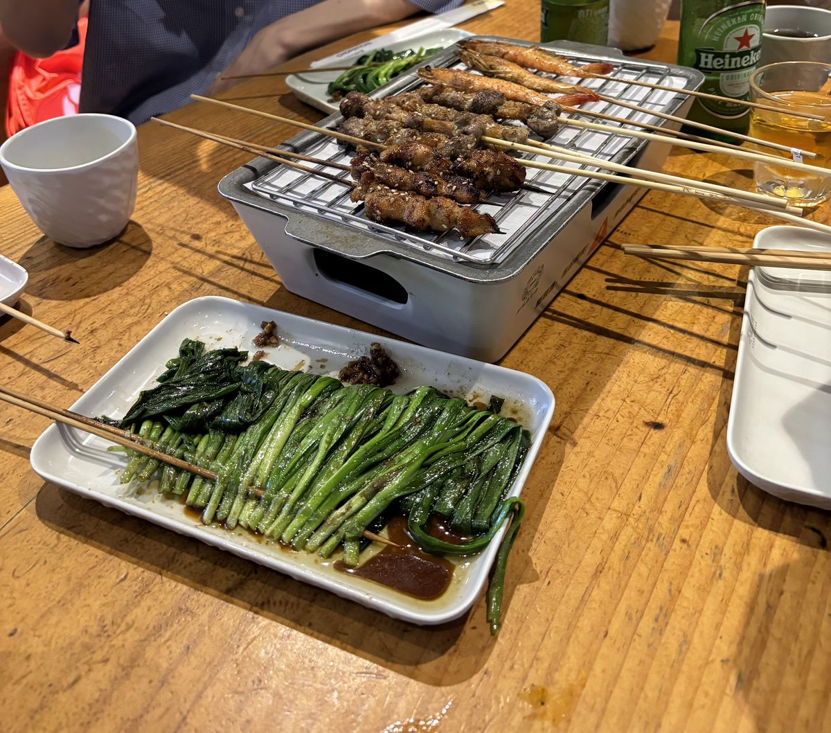 nnnk326's tweet photo. 中国ツアーで食べたニラ串を再現すべく大橋くんとニラ会をした https://t.co/SQhaN1U0It