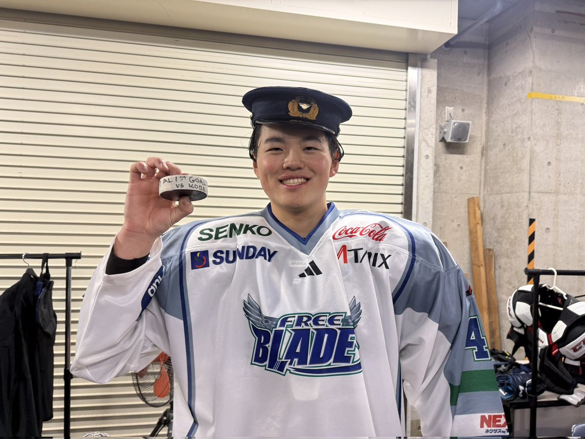 Freeblades's tweet photo. 今日の長谷部賞は
米山幸希選手→アジアリーグ初得点を決めた小島快選手へ🎩

ロウラー和輝選手はフリーブレイズ復帰後初ゴール&amp;凱旋ゴール！

おめでとう！

#東北フリーブレイズ
#freeblades https://t.co/3iKR5sIZHh