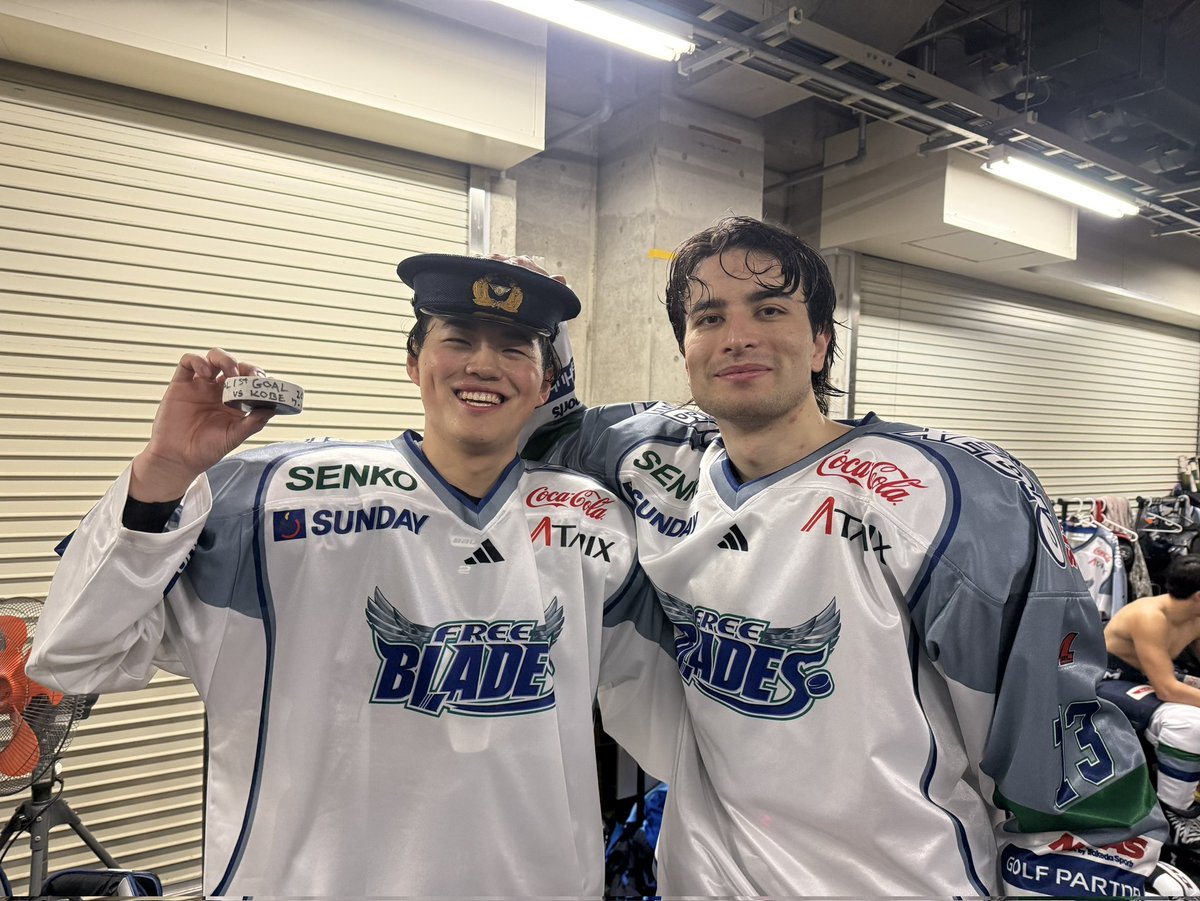 Freeblades's tweet photo. 今日の長谷部賞は
米山幸希選手→アジアリーグ初得点を決めた小島快選手へ🎩

ロウラー和輝選手はフリーブレイズ復帰後初ゴール&amp;凱旋ゴール！

おめでとう！

#東北フリーブレイズ
#freeblades https://t.co/3iKR5sIZHh