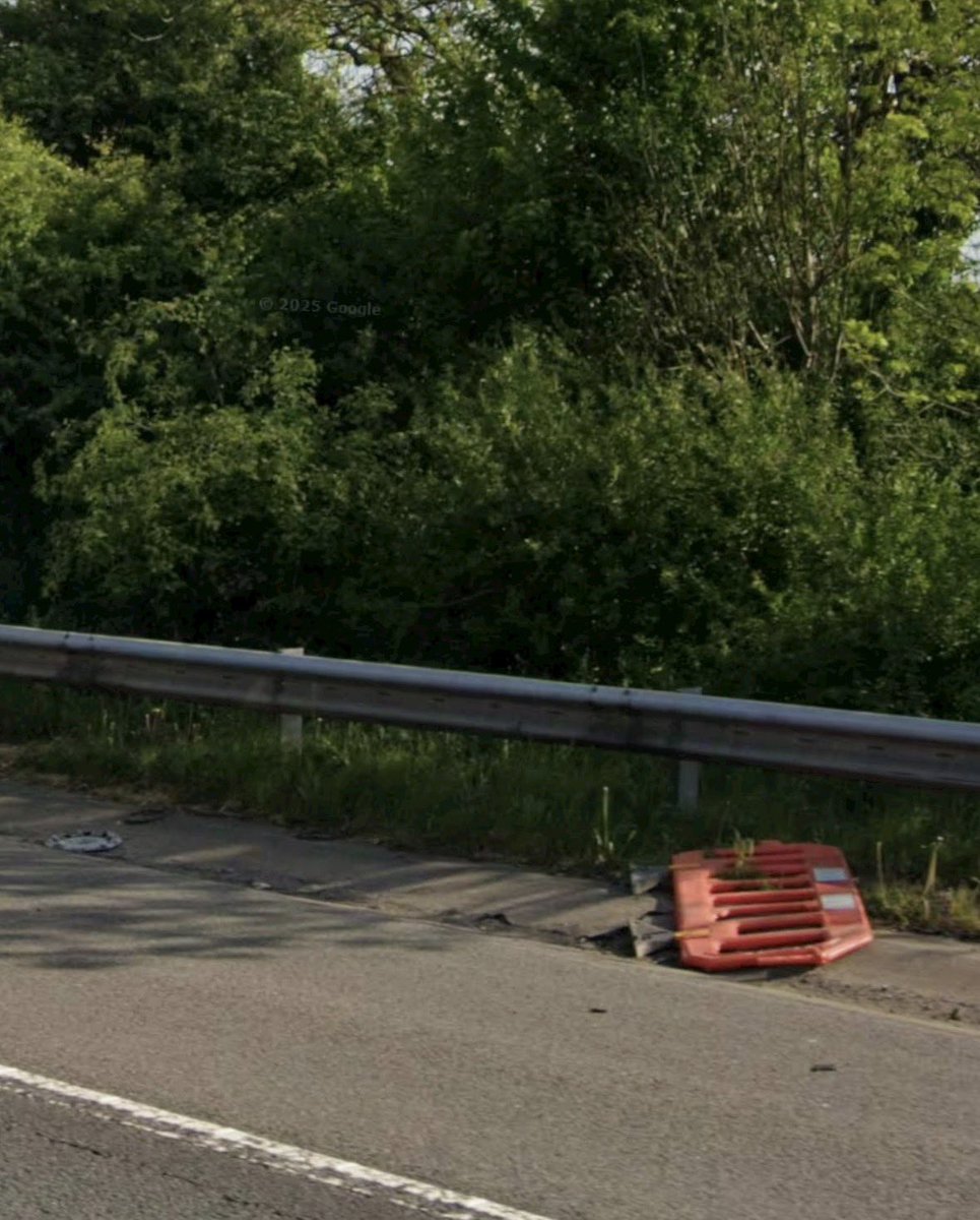 edge_res's tweet photo. @cleanupbritain @NationalHways M1 near Tibshelf, but could be anywhere. Filthy overgrown road signs, overgrown SOS call boxes and drains filled with years of uncleared soil and litter and fly tipping and debris even filling the so called Emergency Bays and Hard Shoulders https://t.co/S4ZhFNyNmW