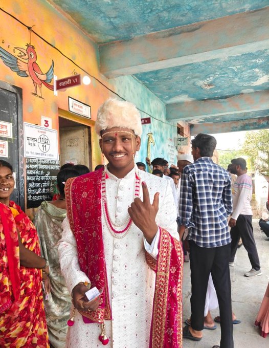 airnews_pune's tweet image. परभणी तालुक्यातील साडेगाव मतदान केंद्रावर कैलास आव्हाड या नवरदेवाने आपला मतदानाचा हक्क बजावला. 

🗳️ #Parbhani #Vote2026 #ZPElection #मतदान