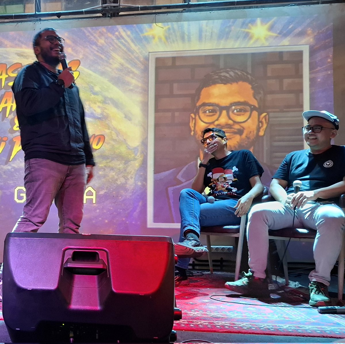 Harus diperbanyak acara seperti ini.

Kali ini <a href="/kemgelapan/">Kementerian Kegelapan</a> yg mengambil peran untuk bikin acara begini. Membahas Politik dg canda dan tawa, karena emang dibalut dg komedi.

Materinya Bang <a href="/NOTASLIMBOY/">Sammy Notaslimboy</a> agak pinggir jurang sih ya 😂.

Bang <a href="/satriohendri/">Hendri Satrio #Hensa</a> lebih main aman. 😂