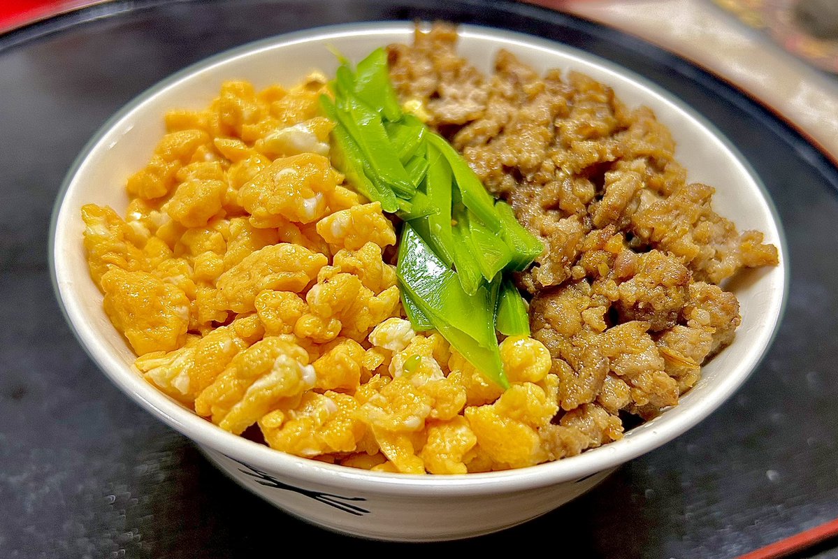 今夜は二色そぼろ丼を作りました。具材は平田牧場さんの豚ひき肉、竹村養鶏場さんの卵を使用。豆腐田楽を作った時に調合した味噌ダレの残りで豚ひき肉に味付けしましたが、玉子を混ぜ合わせながらいただくと、甘辛い豚ひき肉にまろやかな味わいが加わってとても美味しかったです😋
#おうちごはん