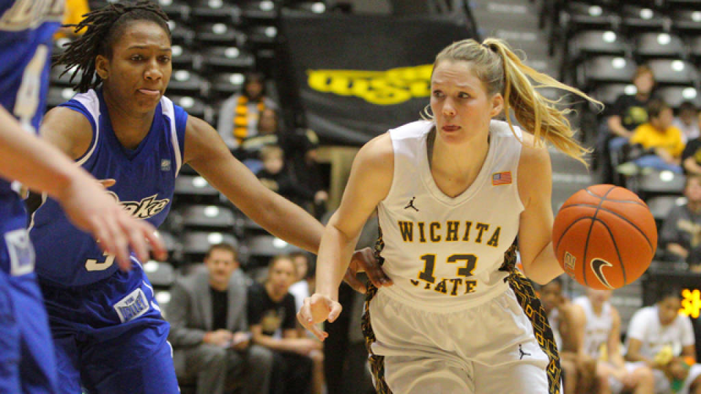 RoundHouseNews's tweet photo. 1998 – Roosevelt Overstreet scores 12 points and grabs 12 rebounds in a 65-55 win over Missouri State. Chris Grill adds 13 for the Shockers.
2015 – Kelsey Jacobs earns a spot on the Academic All-District 7 team with a 4.0 GPA in the sport management graduate program. https://t.co/Yj95USHPra