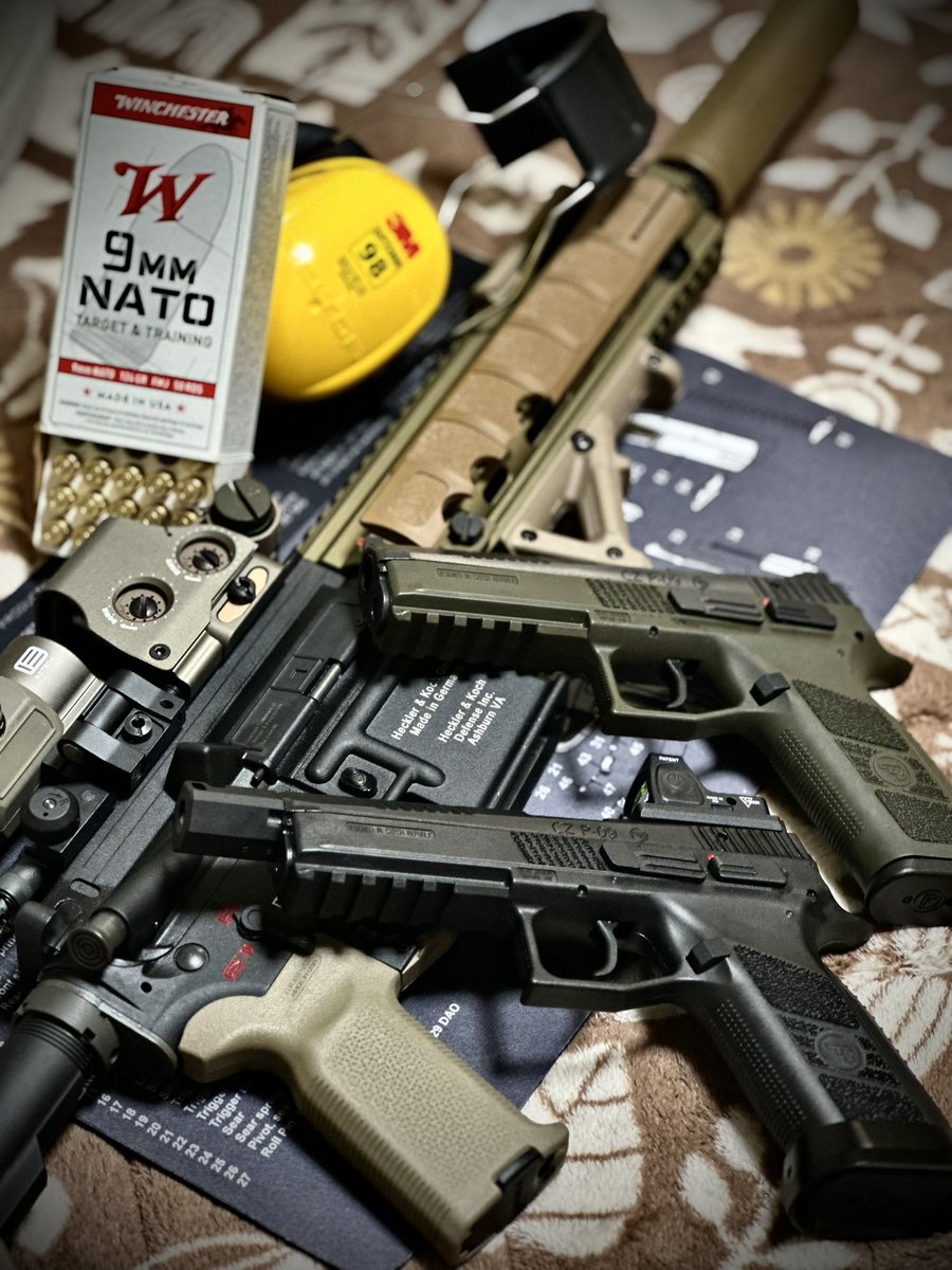 nekonabestation's tweet image. 完成♪
上下の組合わせをどうするか悩みましたが…
ドットとコンペンセイター付はオールブラックにしました。

#カーボネイト　#carbon8 #P09 #CZ
#HK416