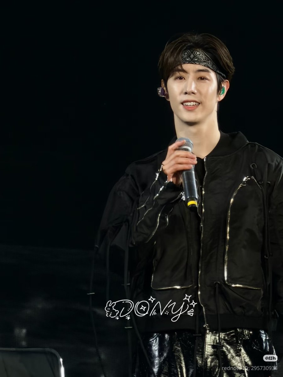 Mark's look for the last show in Qingdao today😍😍

CTTO :正直妹子
xhslink.com/o/49agyU2dNBG 

 MARK TUAN SILHOUETTE FANCON
#MarkTuanTheShapeOfYou_Qingdao