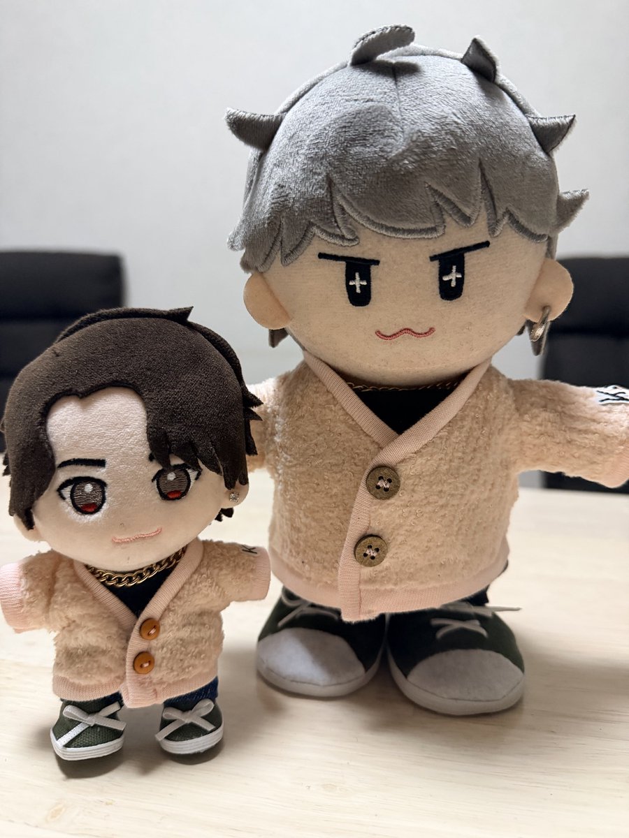 ひろみつがスンスンと戯れている時私はようやくカーディガン作れた