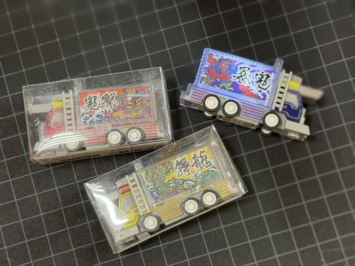 upnagaoka's tweet photo. プルバック式で少し走ります‼️
LED搭載なので荷台光ります‼️
約6cmのかわいいミニデコトラ‼️
ひとつ330円‼️

デスクに置いたりプレゼントしたり、一台持ってたら周りから「え！ナニコレ！」ってなります😍 https://t.co/0sppOH60uT