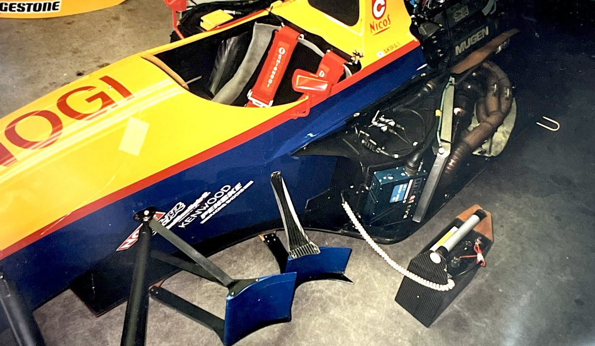 「ローラはF1マシン(ガンダム)よりむしろF3000マシン(ジム)にオーラがある。」|曽田正人単行本アイアンレッキ発売中のイラスト