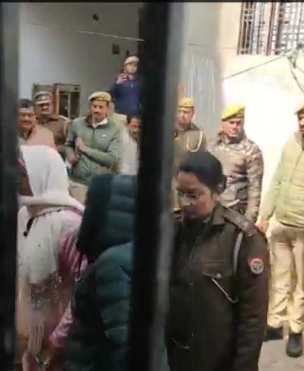 newsbharatlivex's tweet image. यूजीसी को लेकर असंतोष थमने का नाम नहीं ले रहा है...
अपनी बात सरकार तक पहुँचाने निकल रहे लोगों को जगह - जगह प्रशासनिक दबाव का सामना करना पड़ रहा है...
लोकतांत्रिक तरीके से आवाज़ उठाने वालों पर कार्रवाई के सवाल खड़े हो रहे हैं—क्या असहमति अब अपराध बनती जा रही है?

#UGC #ugcprotest