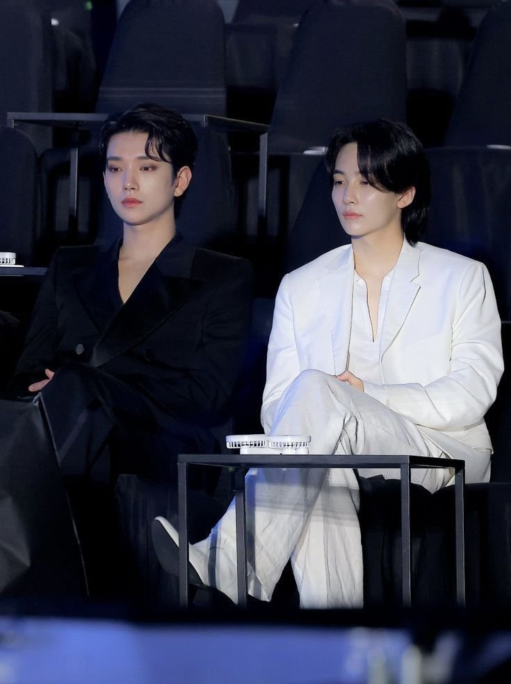 cheolhanglazer's tweet photo. evil twinks https://t.co/dAYE2zHcjj