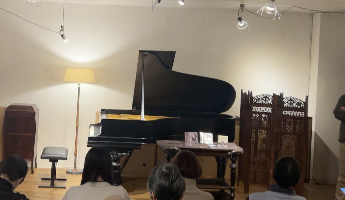 art_siegfried's tweet photo. 島田彩乃 ドビュッシー《プレリュード》全曲
京都 カフ・モンタージュ

上手い！ ほんの少しだけ詩情に寄せても…と思ったが、もうどうでもよくなった。改めて思う――わたしはドビュッシーの音楽が、たまらなく好きなのだ。 https://t.co/rcyOlyKP30