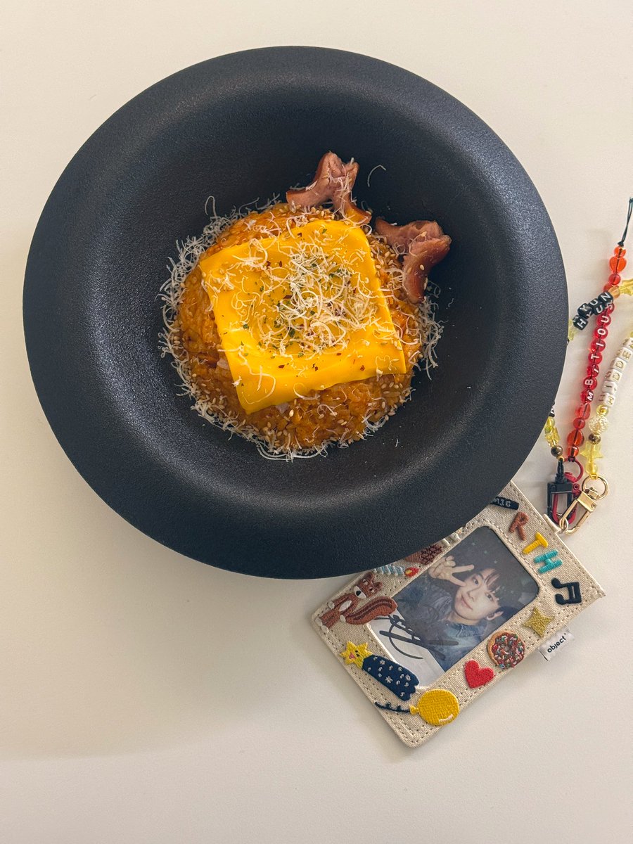 계란 부족이슈로 탄생된
오늘 한정 치즈 김치볶음밥🧀❤️
사장님 오늘 하루만 먹기에는 너무 맛있다구요-!!!
메뉴에 추가해 주세요!!
(혹은 매일 계란 부족이슈를...ㅋㅋㅋ)