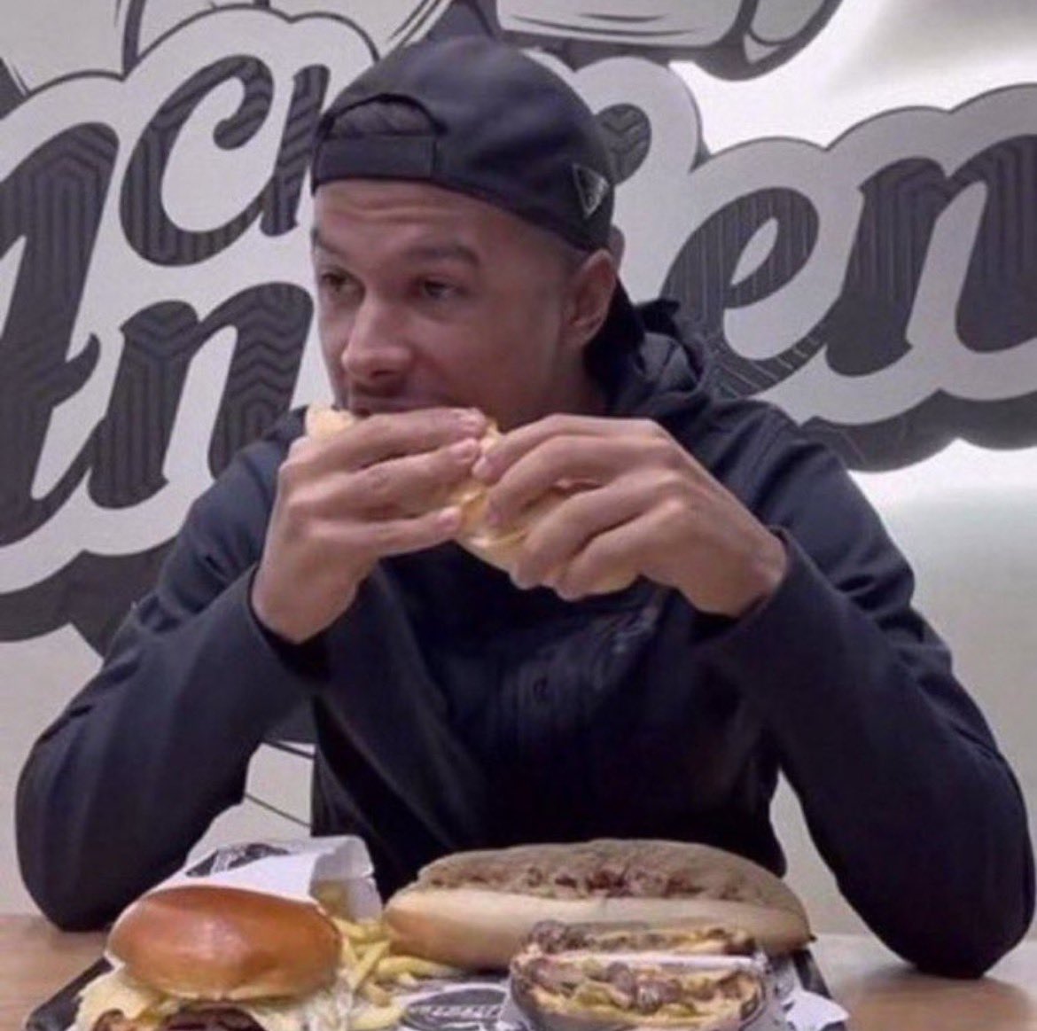 J’ai croisé mon voisin il fait que de me parler alors que je veux juste rentrer chez moi faire pipi