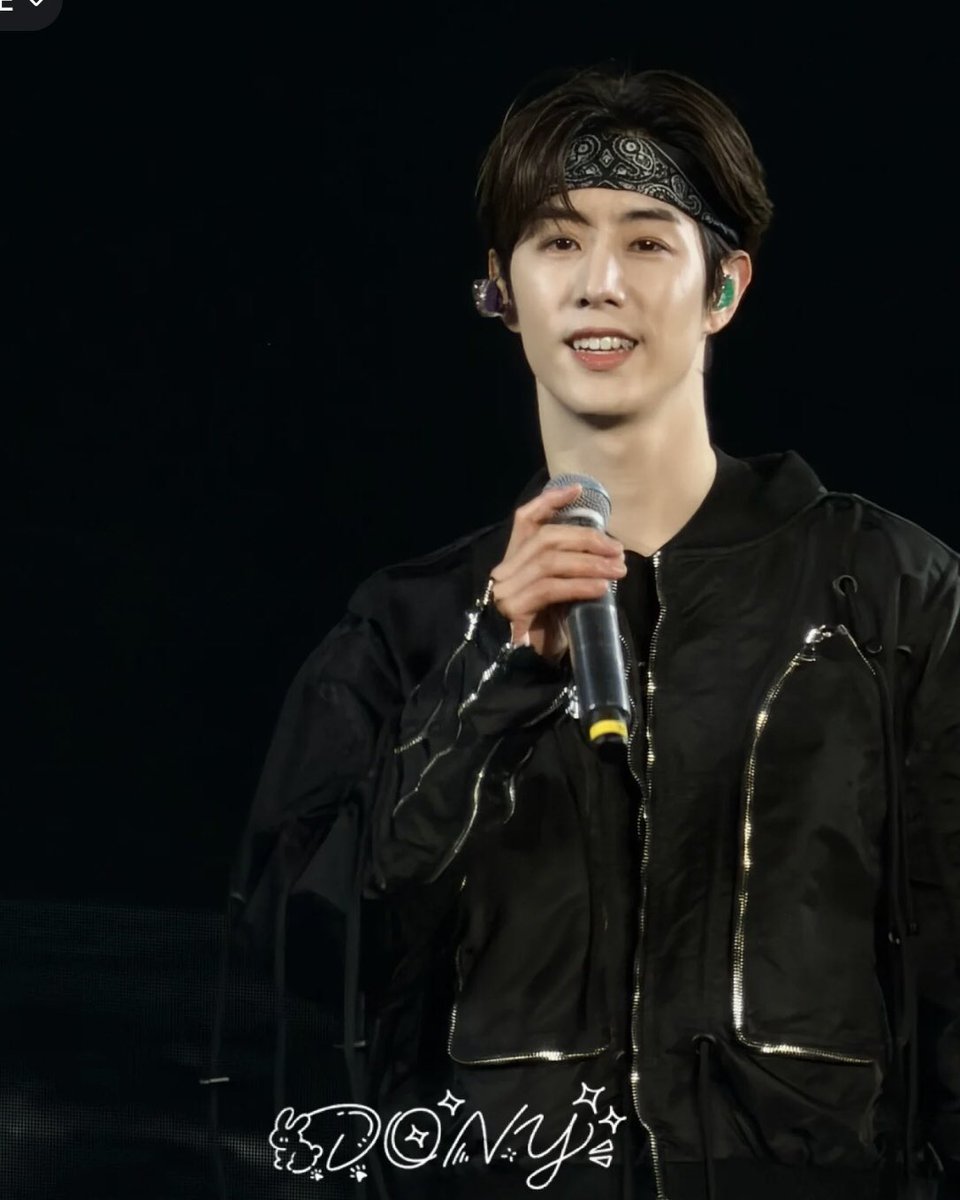 eunhey7's tweet image. คนอะไรหล่อ เท่ห์ น่ารัก อ่อนโยนครบหมดในคนเดียว ต้วนอี้เอิน😍🥰 

MARK TUAN SILHOUETTE FANCON
#MarkTuanTheShapeOfYou_Qingdao